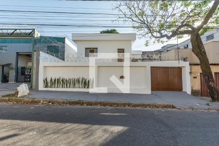 Casa à venda com 408m², 3 quartos e 2 vagas Casa à venda com 408m², 3 quartos e 2 vagasFachada
