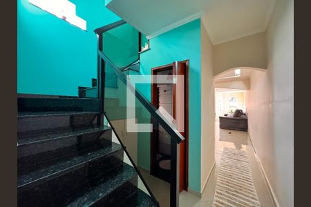 Casa à venda com 377m², 3 quartos e 6 vagas Casa à venda com 377m², 3 quartos e 6 vagasCorredor
