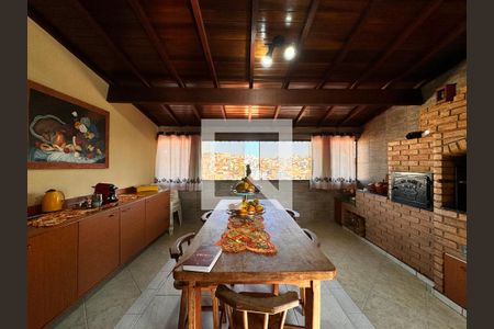 Casa à venda com 377m², 3 quartos e 6 vagas Casa à venda com 377m², 3 quartos e 6 vagasCozinha 2