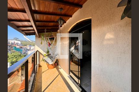 Casa à venda com 377m², 3 quartos e 6 vagas Casa à venda com 377m², 3 quartos e 6 vagasSacada Sala de TV