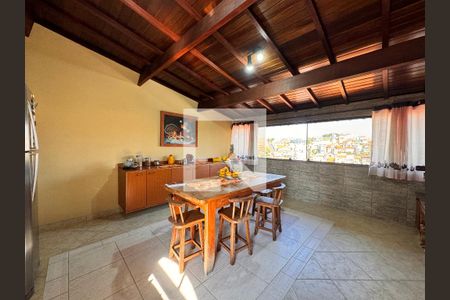 Casa à venda com 377m², 3 quartos e 6 vagas Casa à venda com 377m², 3 quartos e 6 vagasCozinha 2