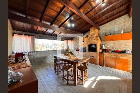 Casa à venda com 377m², 3 quartos e 6 vagas Casa à venda com 377m², 3 quartos e 6 vagasCozinha 2