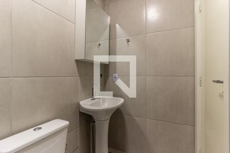 Banheiro de kitnet/studio para alugar com 1 quarto, 23m² em República, São Paulo