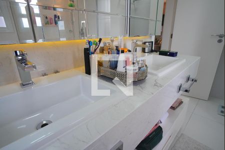 Apartamento à venda com 209m², 3 quartos e 4 vagasBanheiro da Suíte 1