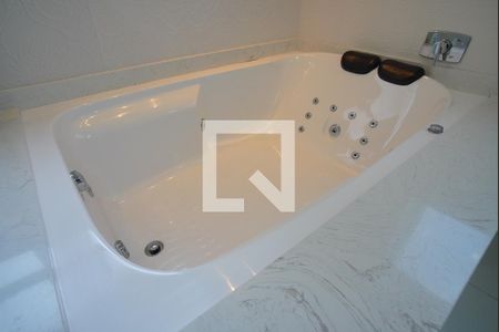 Apartamento à venda com 209m², 3 quartos e 4 vagasBanheiro da Suíte 1 - Banheira