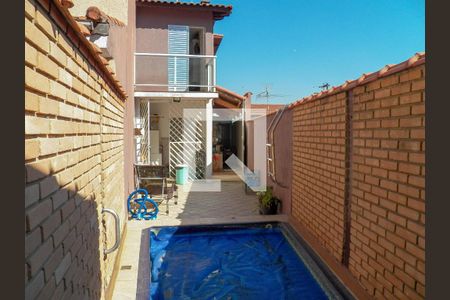 Casa à venda com 110m², 3 quartos e 3 vagas Casa à venda com 110m², 3 quartos e 3 vagasÁrea comum - Piscina