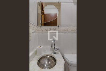 Banheiro de Serviço de apartamento para alugar com 3 quartos, 72m² em Santa Amélia, Belo Horizonte