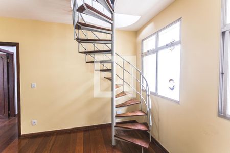 Apartamento à venda com 277m², 5 quartos e 2 vagas Apartamento à venda com 277m², 5 quartos e 2 vagasEscada de Acesso a Cobertura