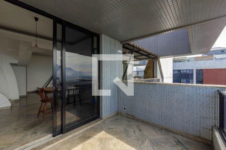 Apartamento à venda com 180m², 3 quartos e 2 vagasVaranda