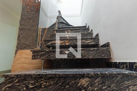 Casa à venda com 137m², 2 quartos e 2 vagas Casa à venda com 137m², 2 quartos e 2 vagasEscada