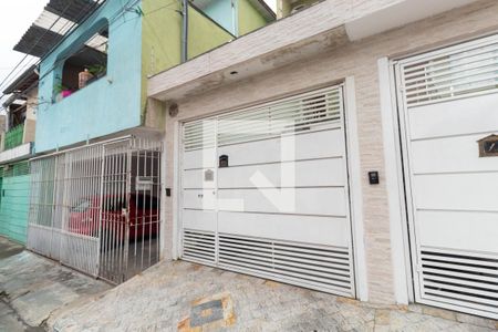 Casa à venda com 137m², 2 quartos e 2 vagas Casa à venda com 137m², 2 quartos e 2 vagasFachada