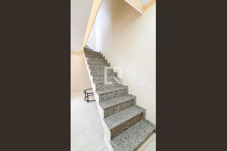 Apartamento à venda com 100m², 2 quartos e 1 vagaEscada