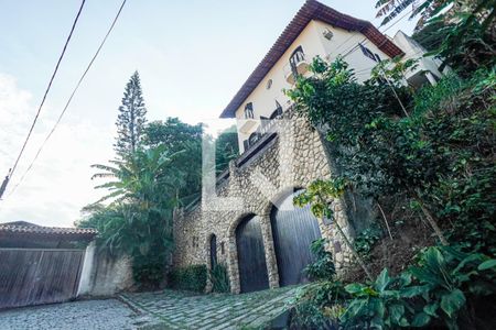 Casa de condomínio à venda com 450m², 4 quartos e 2 vagasFachada