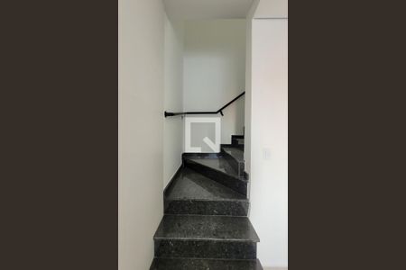 Apartamento à venda com 100m², 2 quartos e 2 vagasEscada