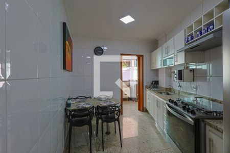 Apartamento à venda com 221m², 4 quartos e 4 vagasCozinha