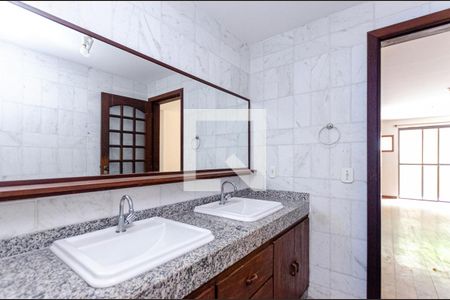 Apartamento para alugar com 600m², 5 quartos e 1 vaga Apartamento para alugar com 600m², 5 quartos e 1 vagaBanheiro