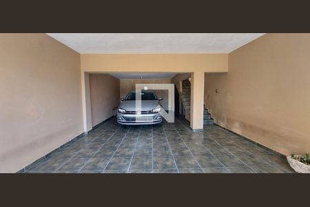 Casa à venda com 230m², 3 quartos e 3 vagas Casa à venda com 230m², 3 quartos e 3 vagasGaragem