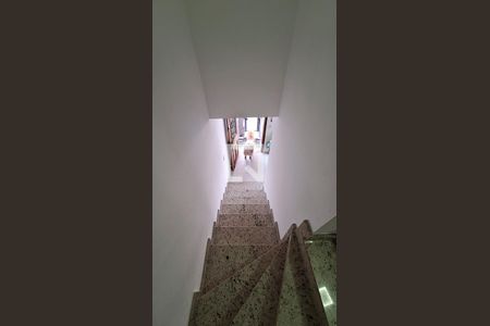 Casa à venda com 127m², 2 quartos e 2 vagas Casa à venda com 127m², 2 quartos e 2 vagasHall escadas