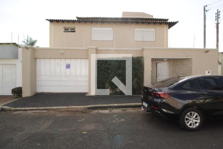 Casa para alugar com 227m², 4 quartos e 4 vagasFachada