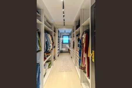 Casa à venda com 550m², 4 quartos e 4 vagasCloset da Suíte 1