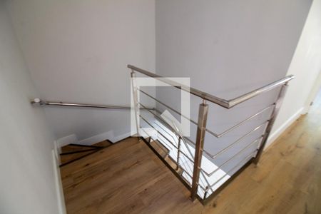 Casa à venda com 168m², 3 quartos e 2 vagas Casa à venda com 168m², 3 quartos e 2 vagasEscada