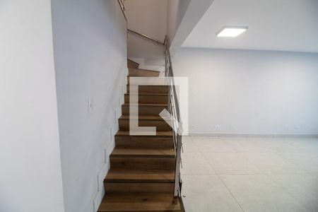 Casa à venda com 168m², 3 quartos e 2 vagas Casa à venda com 168m², 3 quartos e 2 vagasEscada