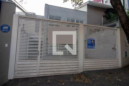 Casa à venda com 168m², 3 quartos e 2 vagas Casa à venda com 168m², 3 quartos e 2 vagasFachada