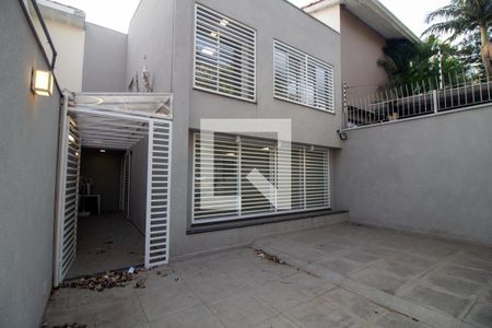 Casa à venda com 168m², 3 quartos e 2 vagas Casa à venda com 168m², 3 quartos e 2 vagasÁrea externa