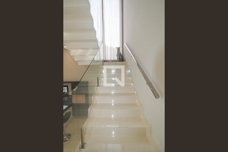 Escada de casa de condomínio à venda com 3 quartos, 235m² em Parque Rural Fazenda Santa Cândida, Campinas