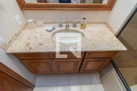 Apartamento para alugar com 370m², 6 quartos e 3 vagas Apartamento para alugar com 370m², 6 quartos e 3 vagasBanheiro da Suíte 1