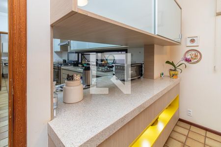 Apartamento para alugar com 370m², 6 quartos e 3 vagas Apartamento para alugar com 370m², 6 quartos e 3 vagasCopa - Detalhes