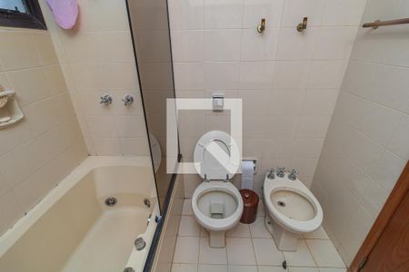 Apartamento para alugar com 370m², 6 quartos e 3 vagas Apartamento para alugar com 370m², 6 quartos e 3 vagasBanheiro da Suíte 1