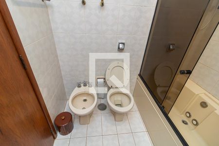 Apartamento para alugar com 370m², 6 quartos e 3 vagas Apartamento para alugar com 370m², 6 quartos e 3 vagasBanheiro da Suíte 1