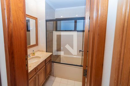 Apartamento para alugar com 370m², 6 quartos e 3 vagas Apartamento para alugar com 370m², 6 quartos e 3 vagasBanheiro da Suíte 1