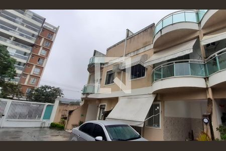 Casa de condomínio para alugar com 160m², 3 quartos e 2 vagas Casa de condomínio para alugar com 160m², 3 quartos e 2 vagasFachada