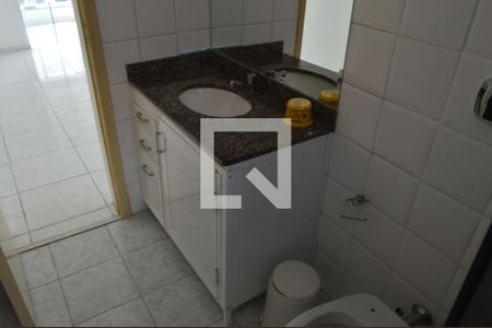 Casa de condomínio para alugar com 160m², 3 quartos e 2 vagas Casa de condomínio para alugar com 160m², 3 quartos e 2 vagasBanheiro da Suíte