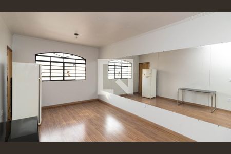 Casa à venda com 350m², 5 quartos e 1 vaga Casa à venda com 350m², 5 quartos e 1 vagaStudio