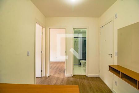 Sala/Cozinha de apartamento para alugar com 2 quartos, 33m² em Jardim Itacolomi, São Paulo