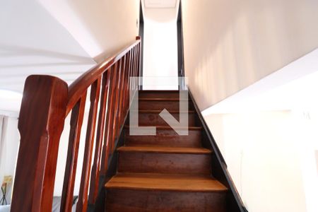 Casa à venda com 80m², 2 quartos e 1 vagaEscada