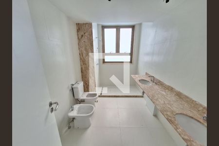 Apartamento à venda com 181m², 4 quartos e 1 vagaBanheiro da suíte 3