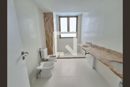 Apartamento à venda com 181m², 4 quartos e 1 vagaBanheiro da suíte 3