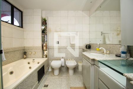 Apartamento à venda com 300m², 4 quartos e 4 vagasBanheiro da Suíte 4
