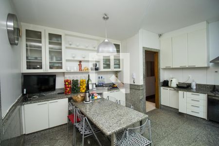 Apartamento à venda com 300m², 4 quartos e 4 vagasCozinha