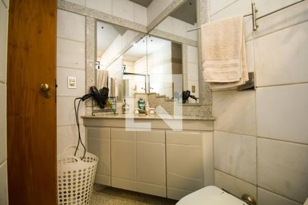 Apartamento à venda com 300m², 4 quartos e 4 vagasBanheiro da Suíte 1