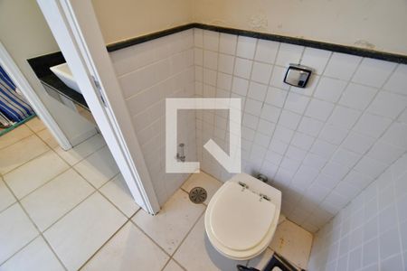 Casa de condomínio para alugar com 650m², 5 quartos e 4 vagasBanheiro 11 - Lavabo Salão