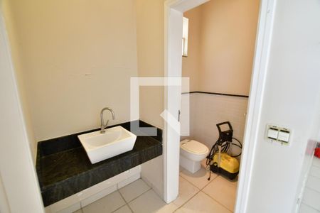 Casa de condomínio para alugar com 650m², 5 quartos e 4 vagasBanheiro 11 - Lavabo Salão