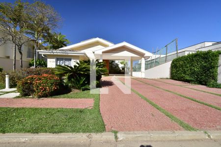 Casa de condomínio para alugar com 650m², 5 quartos e 4 vagasFachada e Garagem