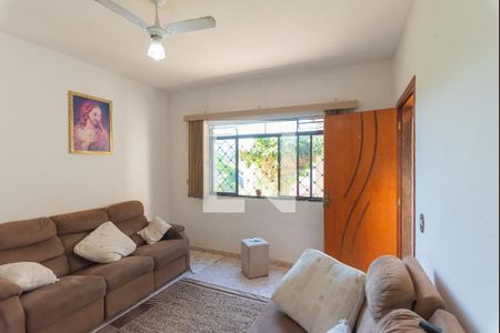 Casa à venda com 250m², 4 quartos e 4 vagasCasa 2- Sala