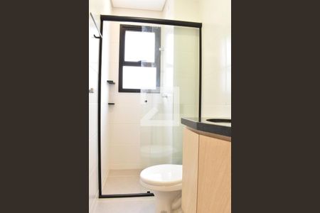 Banheiro de kitnet/studio para alugar com 1 quarto, 17m² em Água Verde, Curitiba