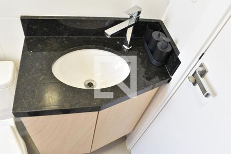 Banheiro de kitnet/studio para alugar com 1 quarto, 17m² em Água Verde, Curitiba